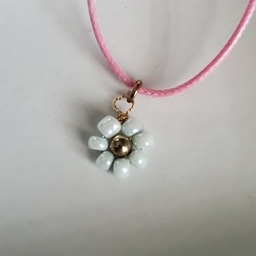Make your own dainty bead flower necklace (white)
